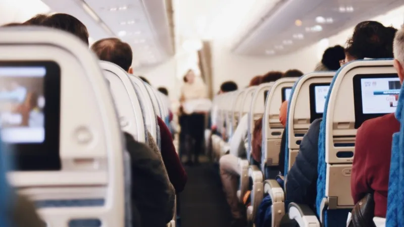 Avantajele rezervării biletelor de avion printr-o agenție online