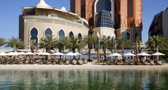 Bab Al Qasr Hotel ~595€