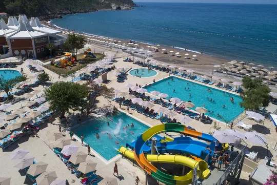 Pearl Beach Hotel ~680€