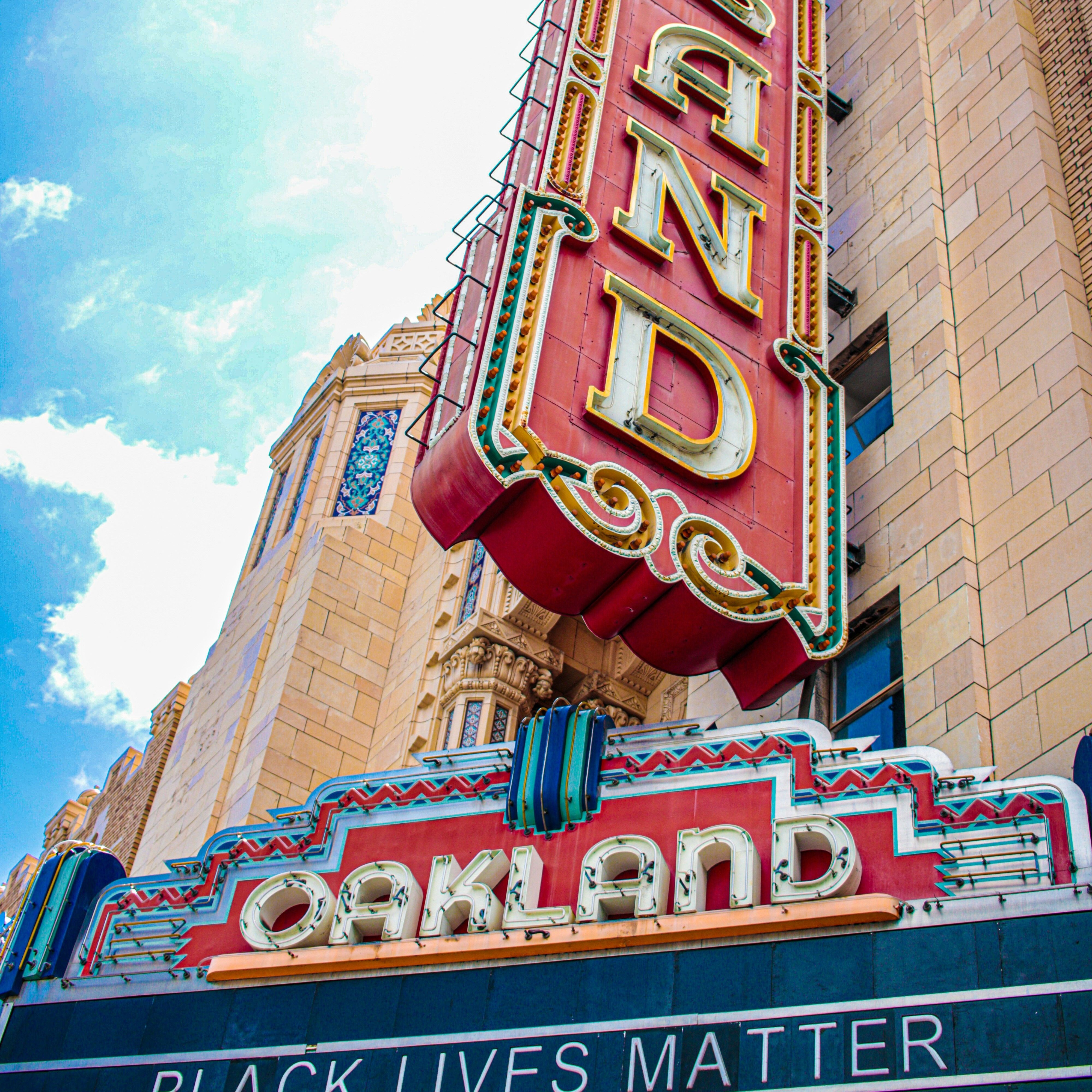 Bilete de avion 
din București către Oakland, California - Zbor24.ro