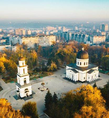 Găsește Zboruri Romania către Moldova