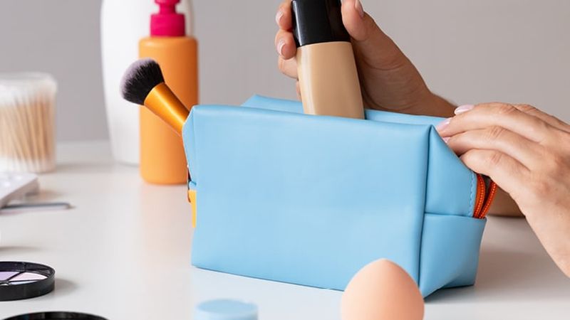 How to carry cosmetics in hand luggage on the plane?