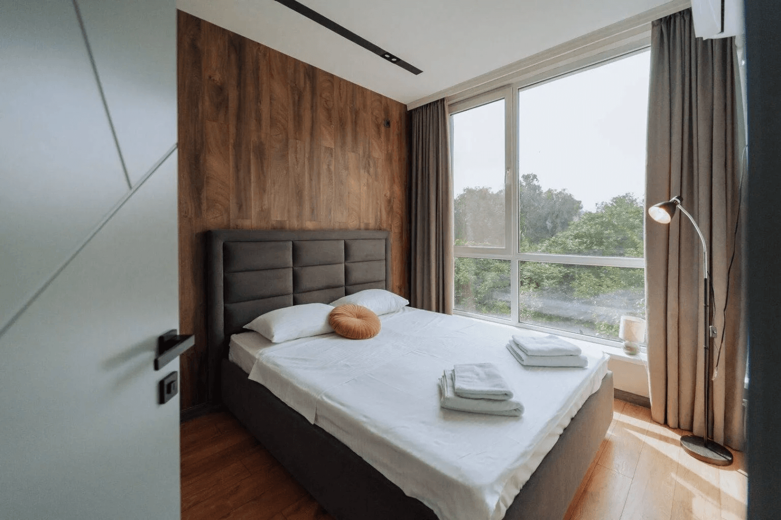 1BR Park View Apartment – Peaceful & Bright