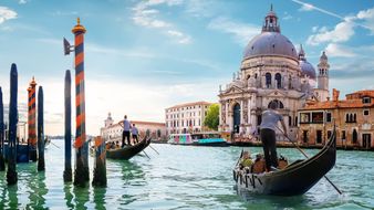 История гондолы о традиционной лодке, пересекающей каналы Венеции