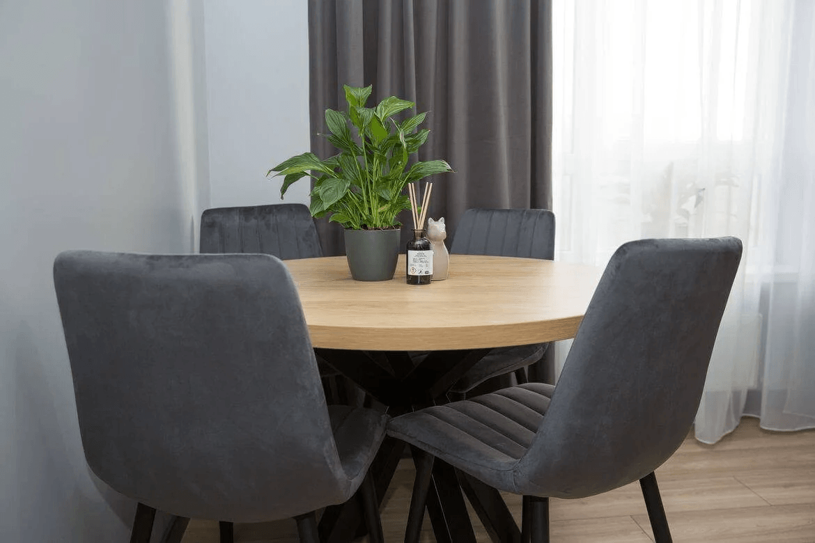 Stylish 2BR Flat with Balcony & Workspace